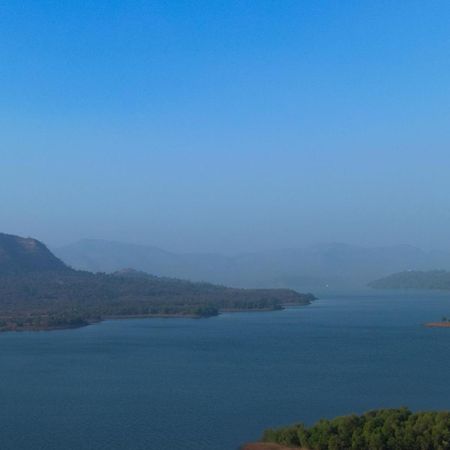 Ekam Lake House By Stayvista With Mountain & Lake Views, Outdoor Jacuzzi, Sauna, Modern Amenities & Kitchen Garden Pune Bagian luar foto
