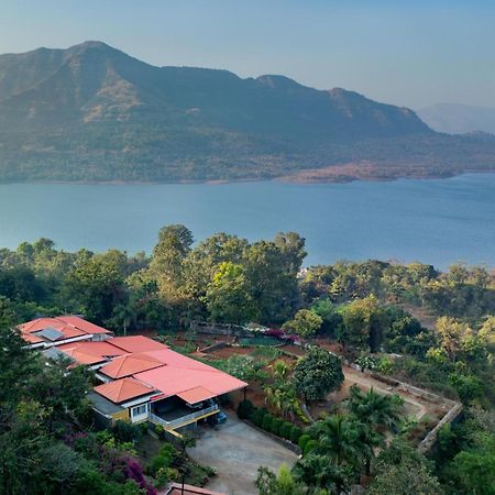 Ekam Lake House By Stayvista With Mountain & Lake Views, Outdoor Jacuzzi, Sauna, Modern Amenities & Kitchen Garden Pune Bagian luar foto