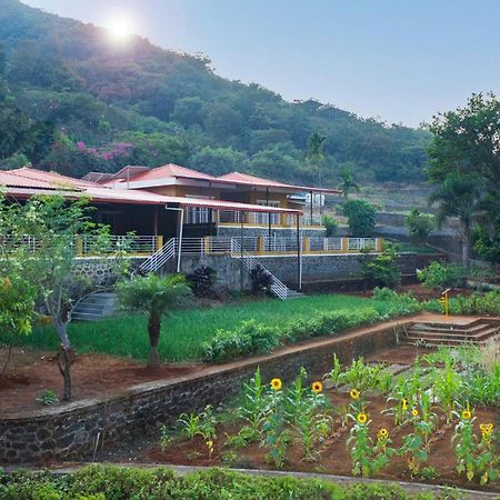 Ekam Lake House By Stayvista With Mountain & Lake Views, Outdoor Jacuzzi, Sauna, Modern Amenities & Kitchen Garden Pune Bagian luar foto