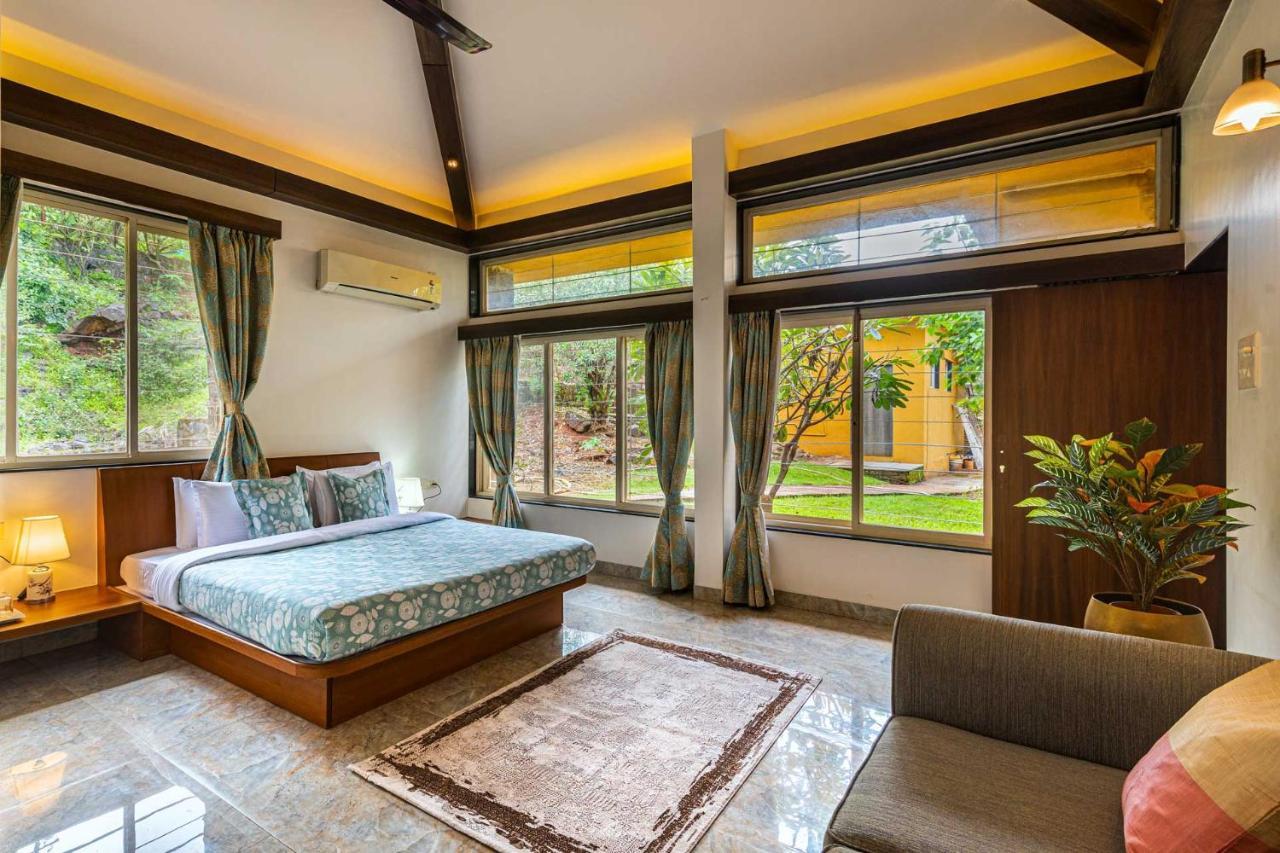 Ekam Lake House By Stayvista With Mountain & Lake Views, Outdoor Jacuzzi, Sauna, Modern Amenities & Kitchen Garden Pune Bagian luar foto