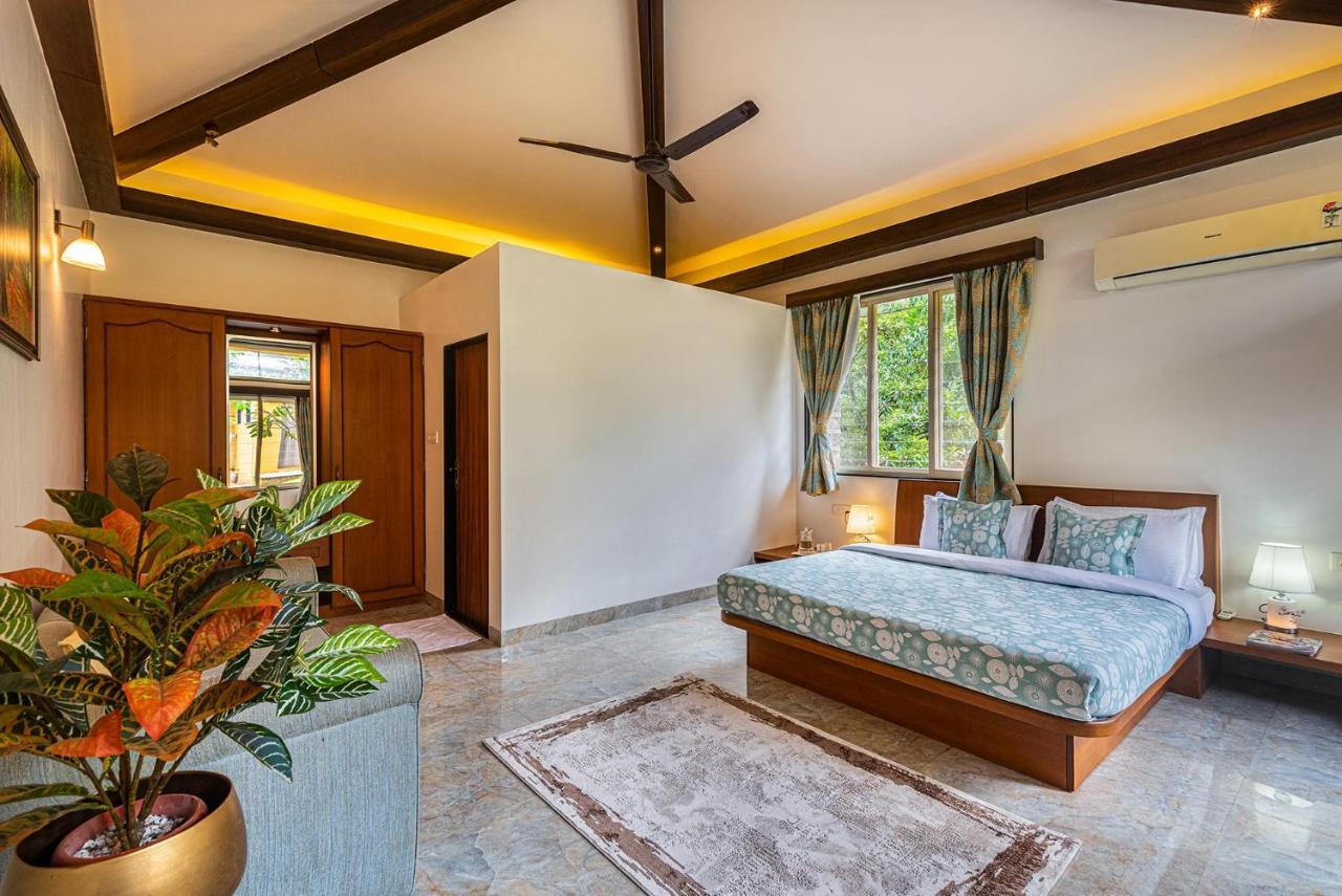 Ekam Lake House By Stayvista With Mountain & Lake Views, Outdoor Jacuzzi, Sauna, Modern Amenities & Kitchen Garden Pune Bagian luar foto