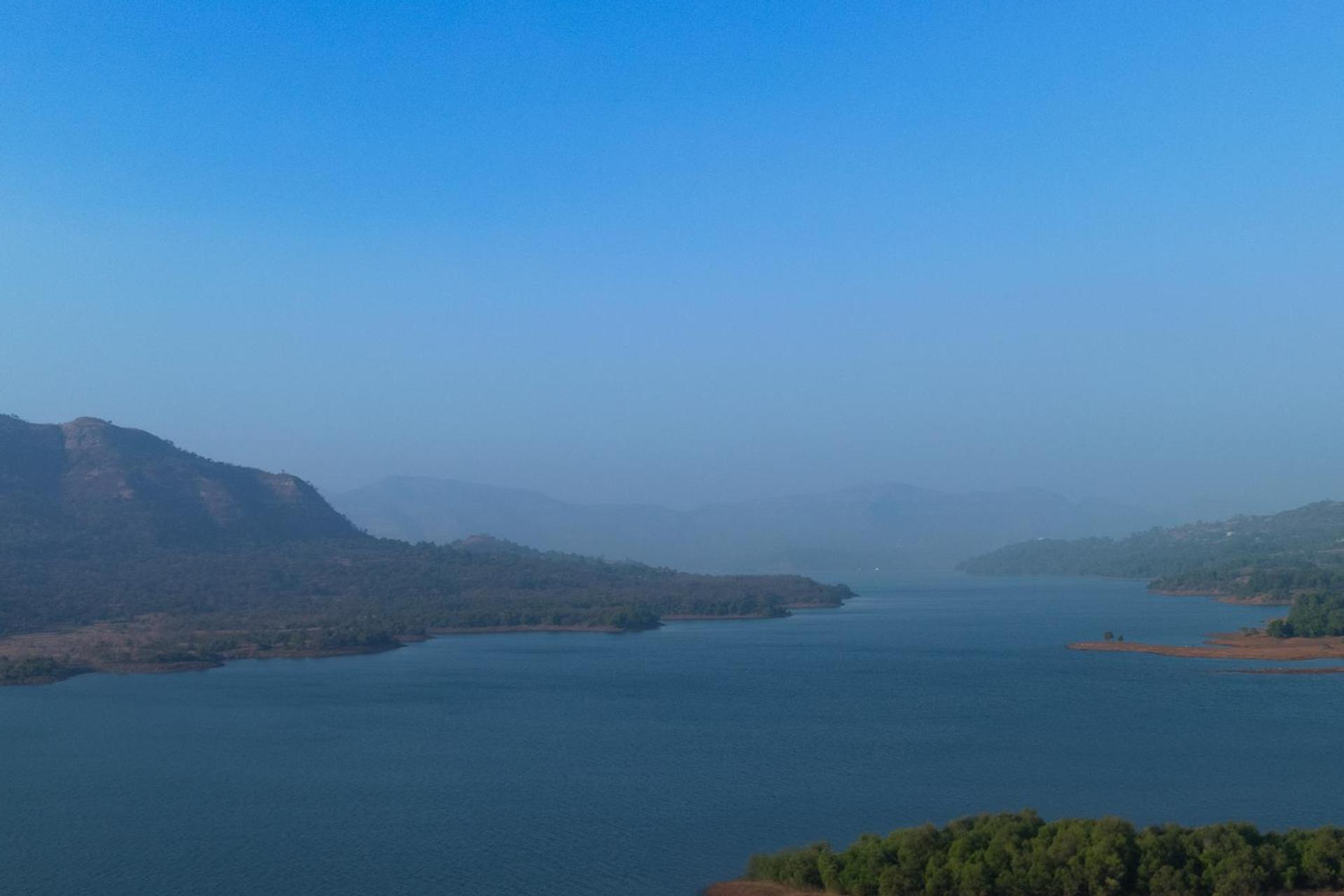 Ekam Lake House By Stayvista With Mountain & Lake Views, Outdoor Jacuzzi, Sauna, Modern Amenities & Kitchen Garden Pune Bagian luar foto