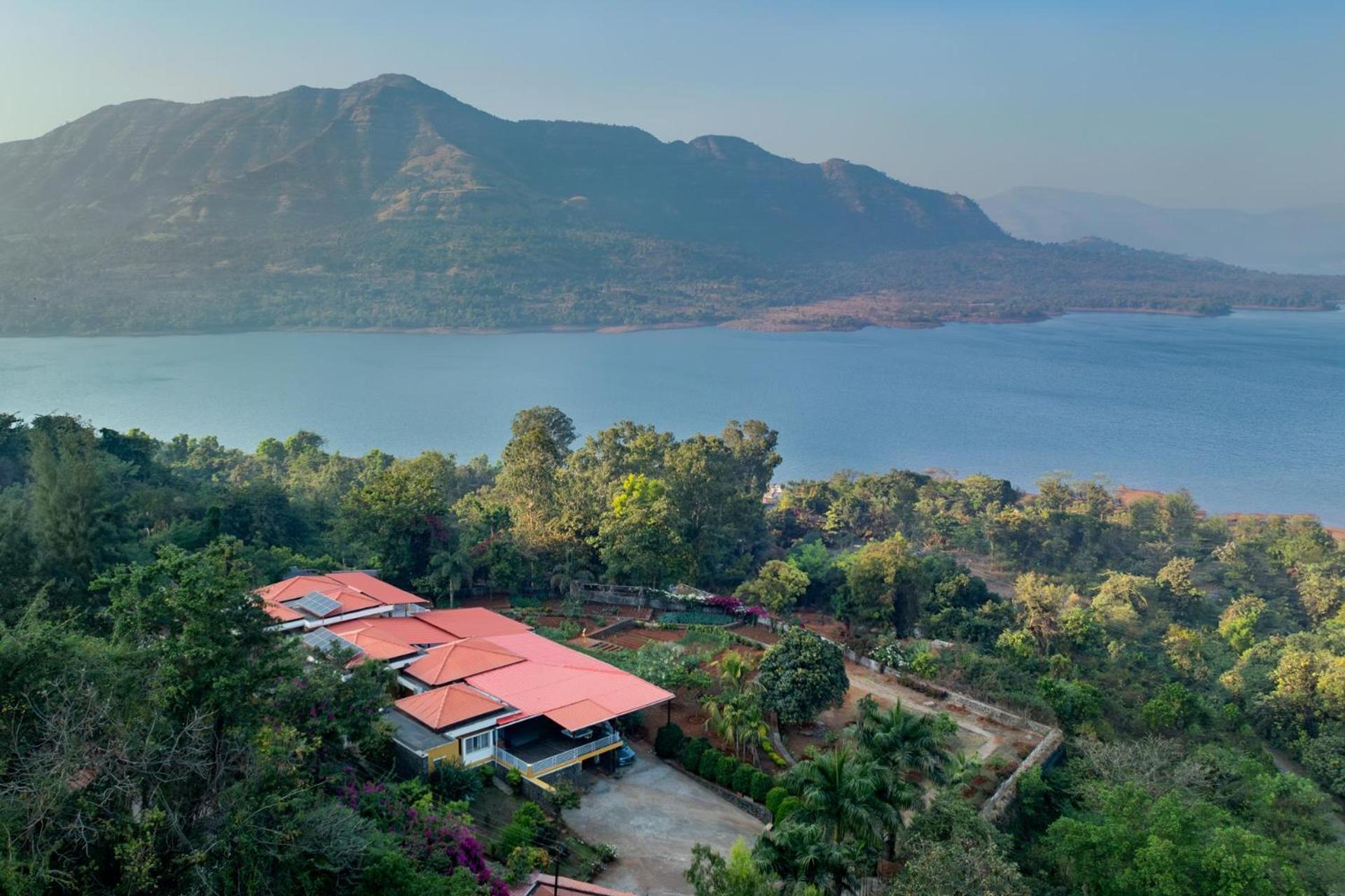 Ekam Lake House By Stayvista With Mountain & Lake Views, Outdoor Jacuzzi, Sauna, Modern Amenities & Kitchen Garden Pune Bagian luar foto