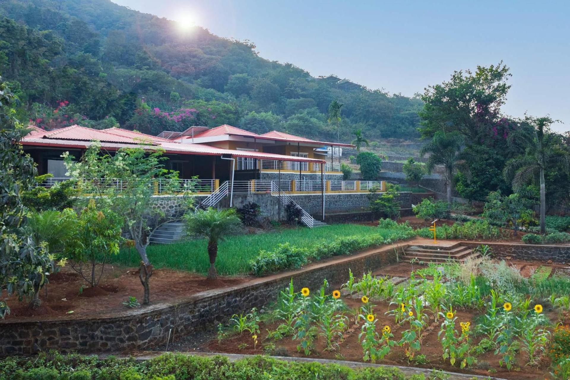 Ekam Lake House By Stayvista With Mountain & Lake Views, Outdoor Jacuzzi, Sauna, Modern Amenities & Kitchen Garden Pune Bagian luar foto