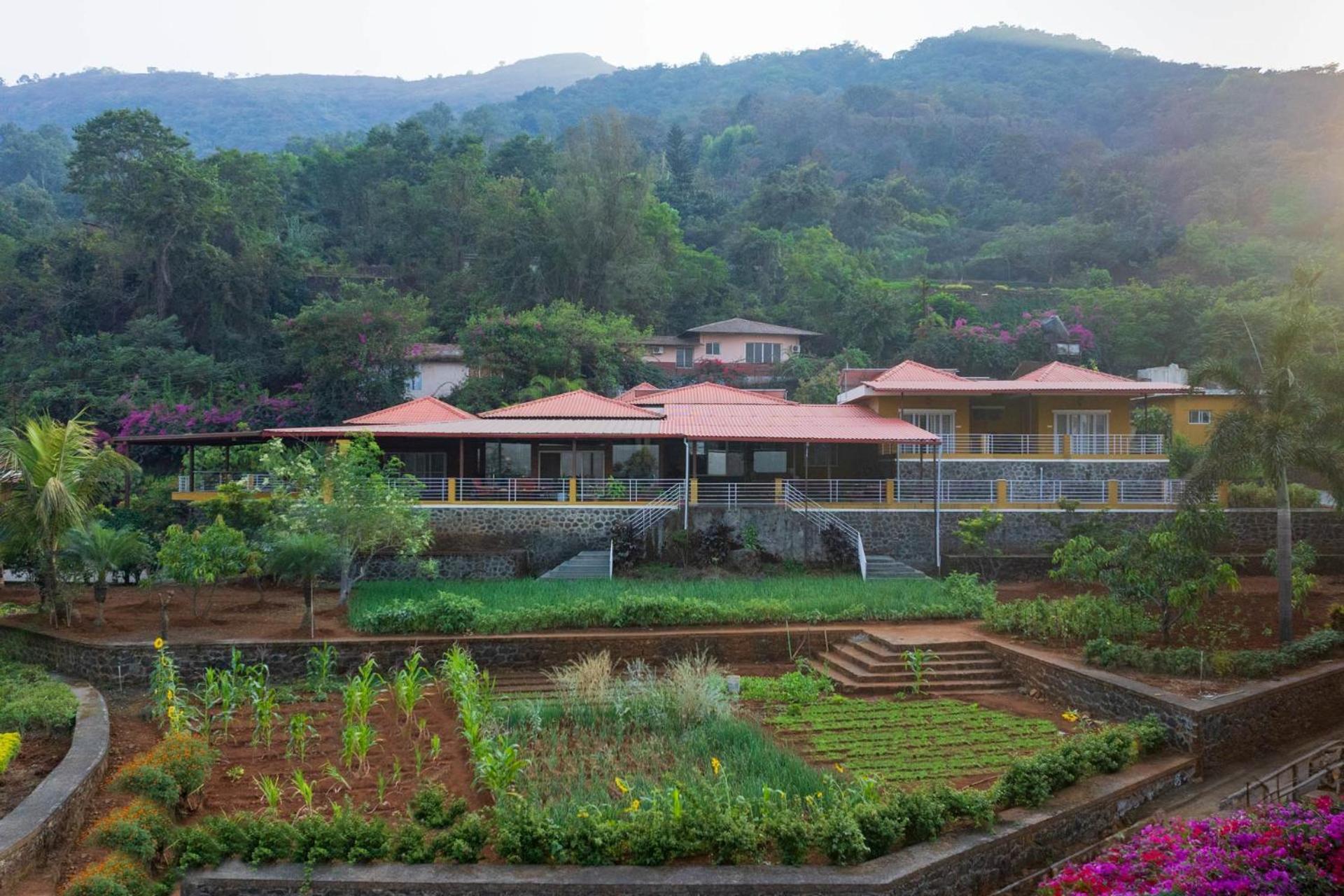 Ekam Lake House By Stayvista With Mountain & Lake Views, Outdoor Jacuzzi, Sauna, Modern Amenities & Kitchen Garden Pune Bagian luar foto